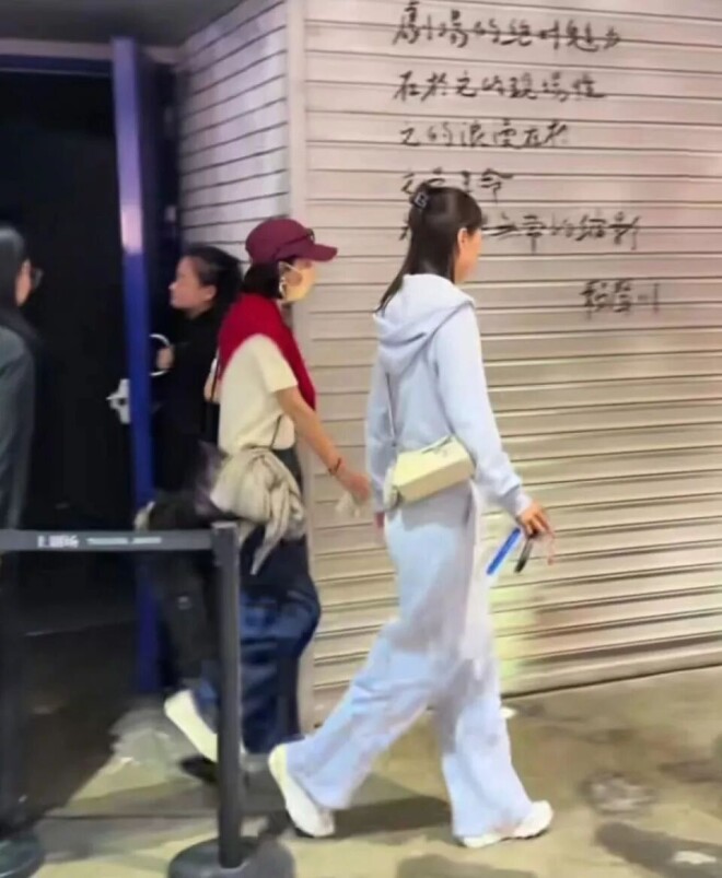 赵丽颖身体不适后首露面 低调现身谢娜话剧现场（配图5）