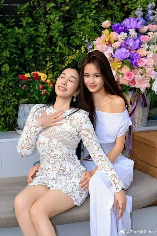 56岁钟丽缇居家庆生 状态冻龄气质佳（配图3）