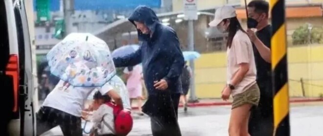 45岁安以轩：代丈夫去银行取钱遭拒 靠积蓄养娃（配图12）