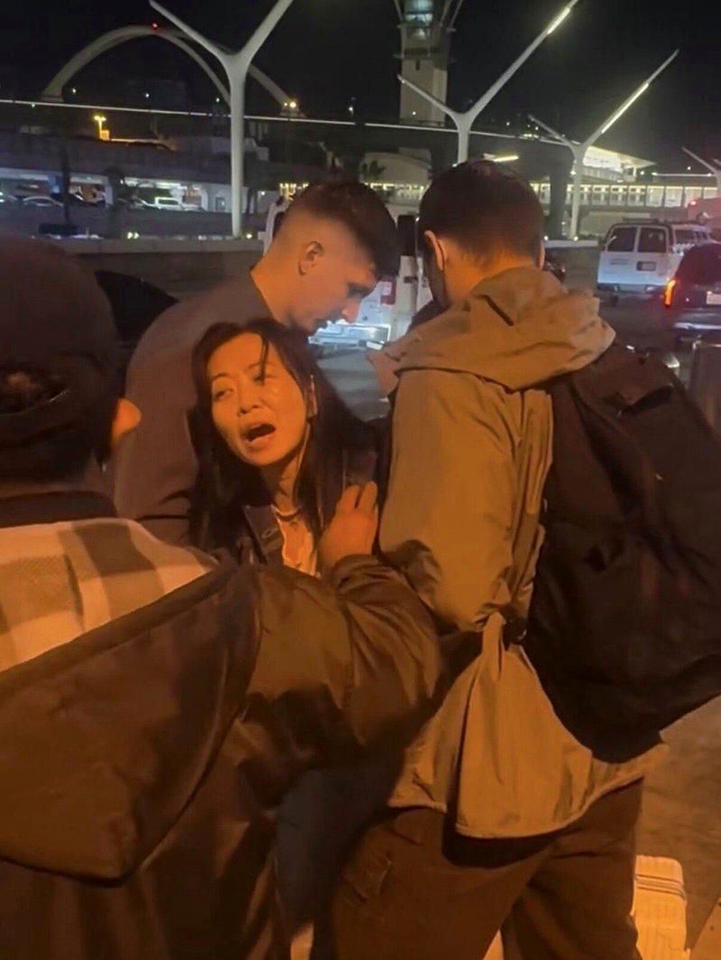 一名被网友辨认为赵姓的华女，在洛杉矶国际机场遭ICE人员带走，期间向旁人求助，请...