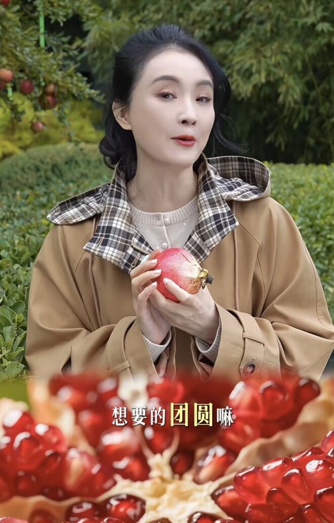 52岁王艳在自家楼顶摘石榴 穿着好清爽（配图17）