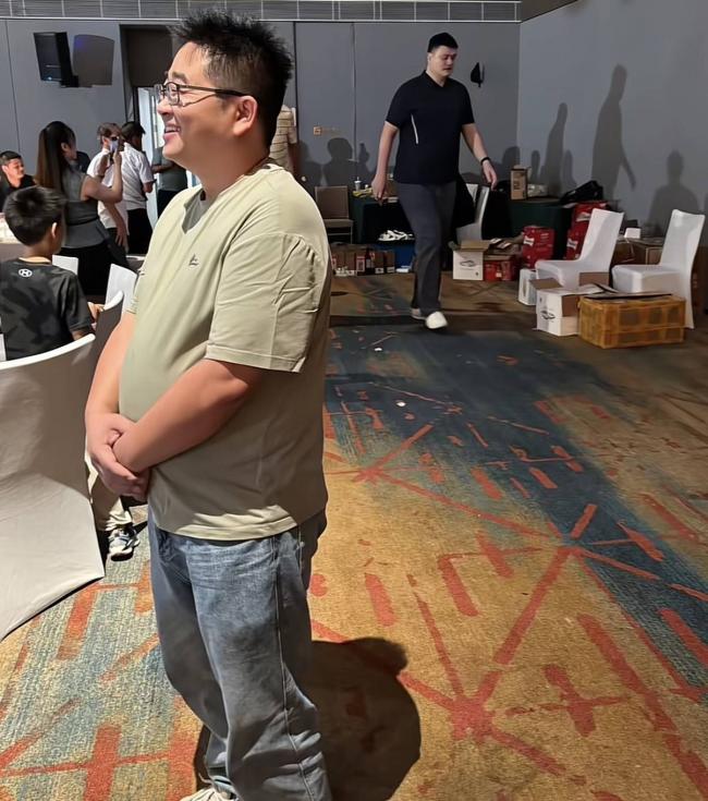 姚明回老家吃席，穿黑衣高又壮有400斤