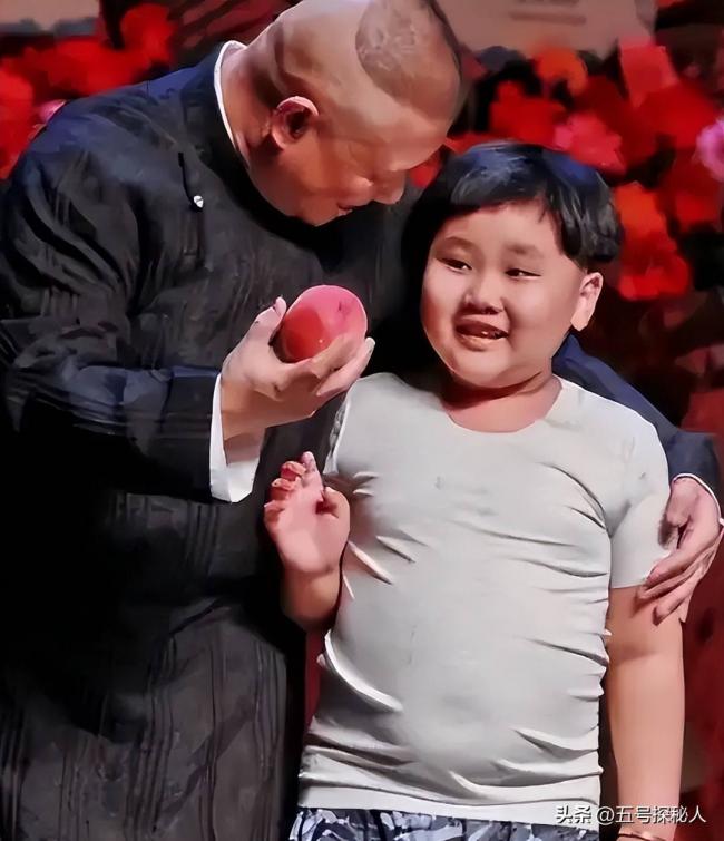 郭德纲二儿子长相太着急 和老妈共用一张脸