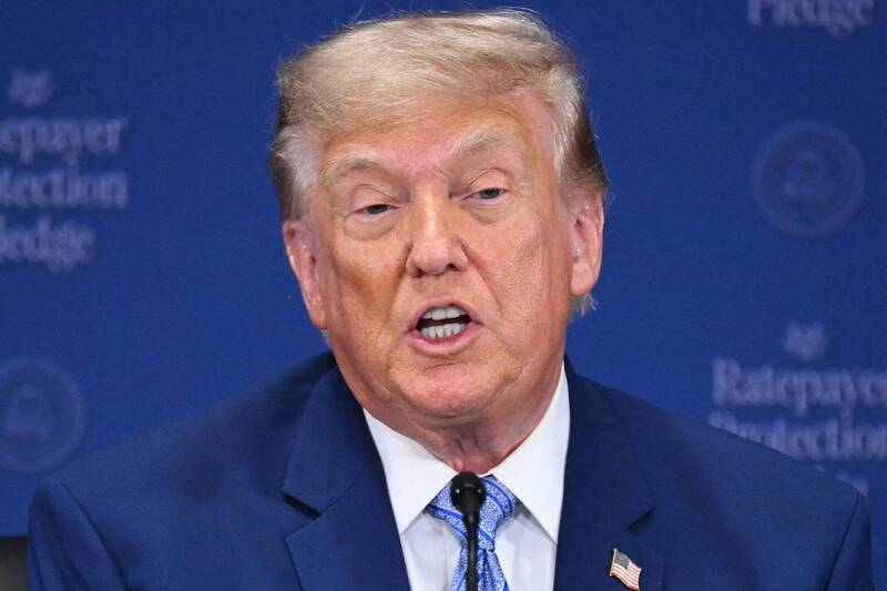 美國總統川普24日警告，美國將對伊朗及青年運動祭出「重大軍事懲罰」。（法新社資料照）