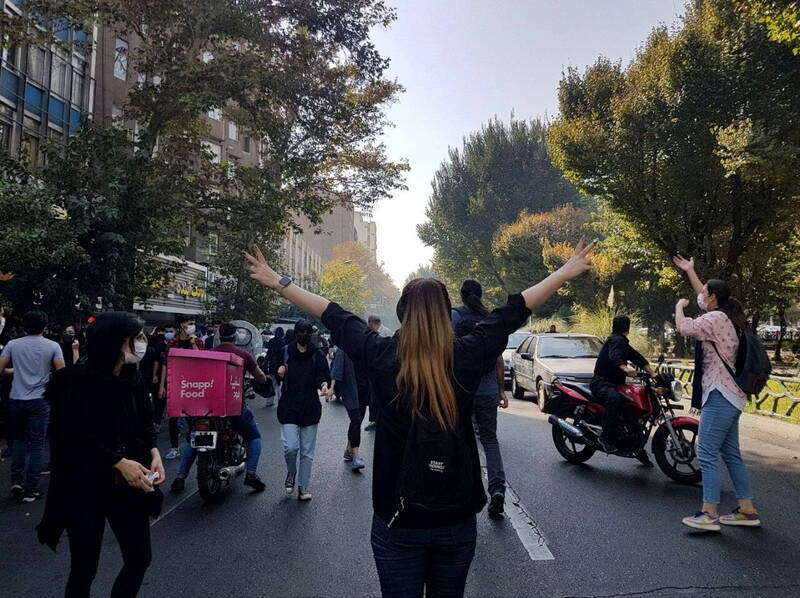 2022年，22岁库德族女子艾米尼因「服装不整」在警方拘留期间猝死，引发震撼全国的抗议运动。（欧新社档案照）