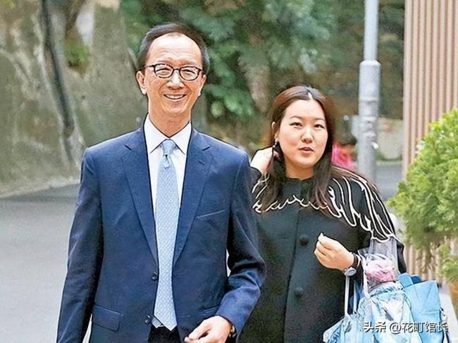 伏明霞全家罕见同框 完全富婆样 女儿似明星