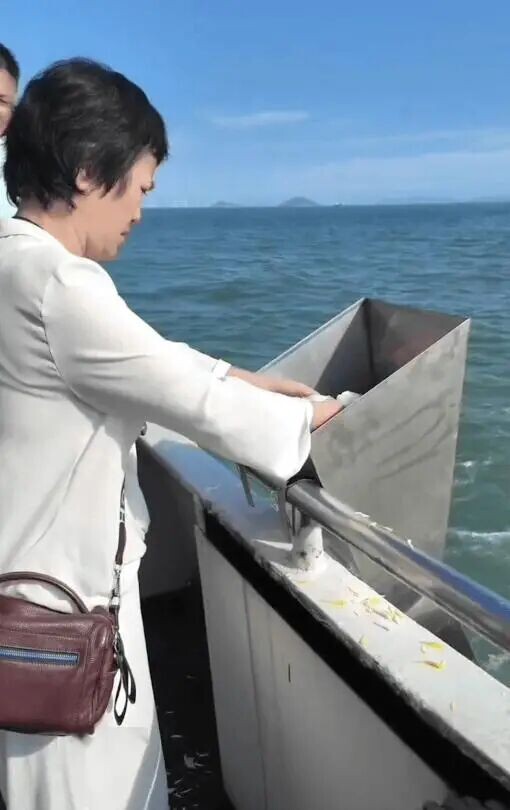 香港武打巨星陈观泰去世火化后海葬 太太撒骨灰（配图3）