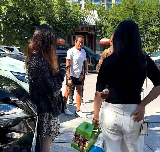 齐秦：在美国和百岁母亲住一起 下台阶都不利索（配图4）