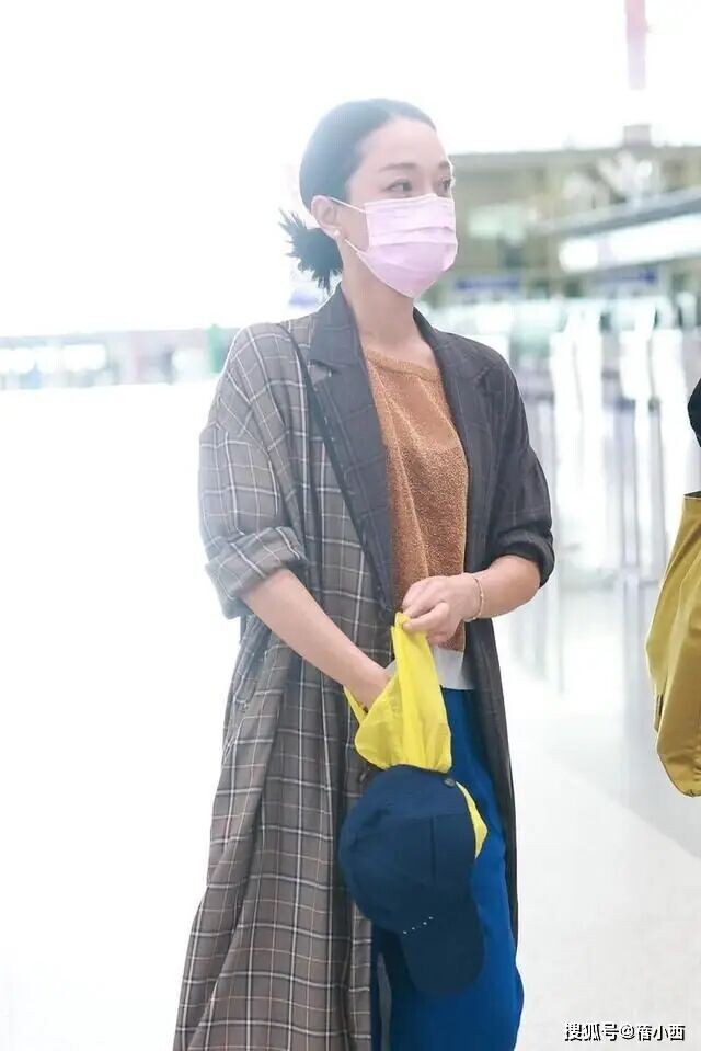 周迅真厉害 “裹2块布”就走机场上半身（配图6）