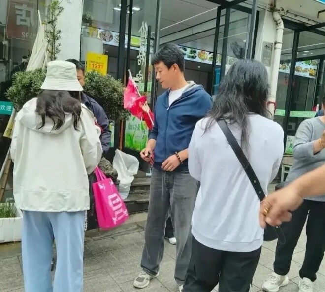47岁佟大为被偶遇：个子挺矮 身材微胖好普通啊（配图8）