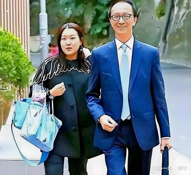 伏明霞一家五口参加晚宴 23岁大女儿颜值惊艳（配图5）