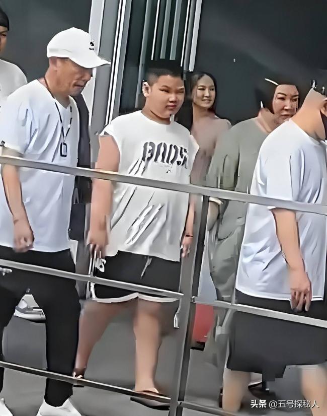 郭德纲二儿子长相太着急 和老妈共用一张脸
