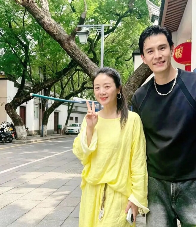 小李琳素颜眼肿体肥 经超胸肌健硕被嘲像母子（配图12）