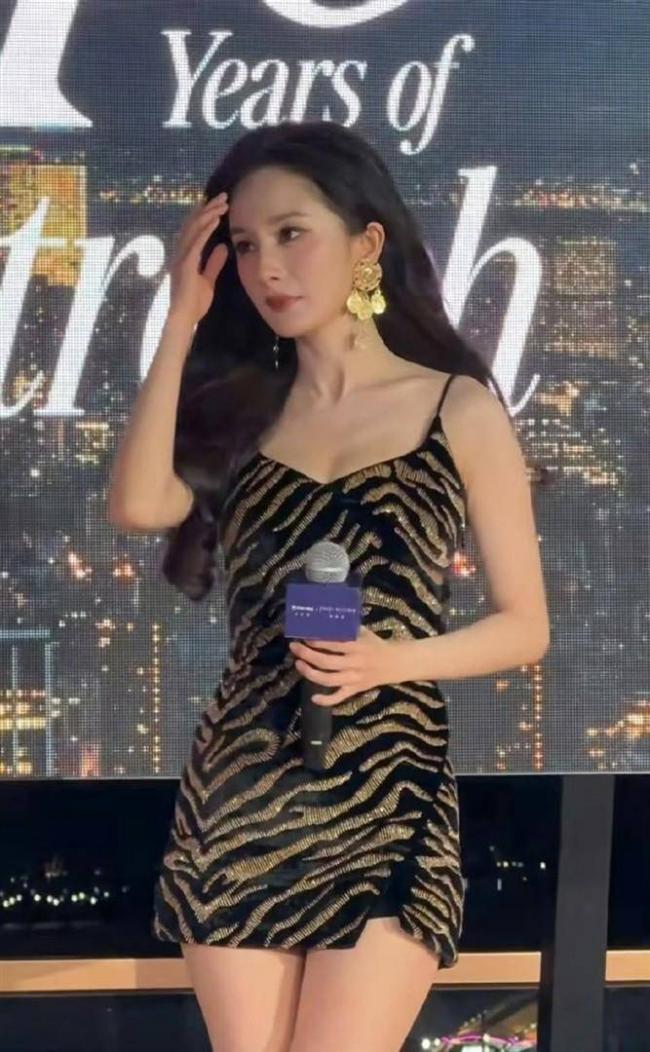 裙子短到险走光的杨幂，曝露了她的中年危机