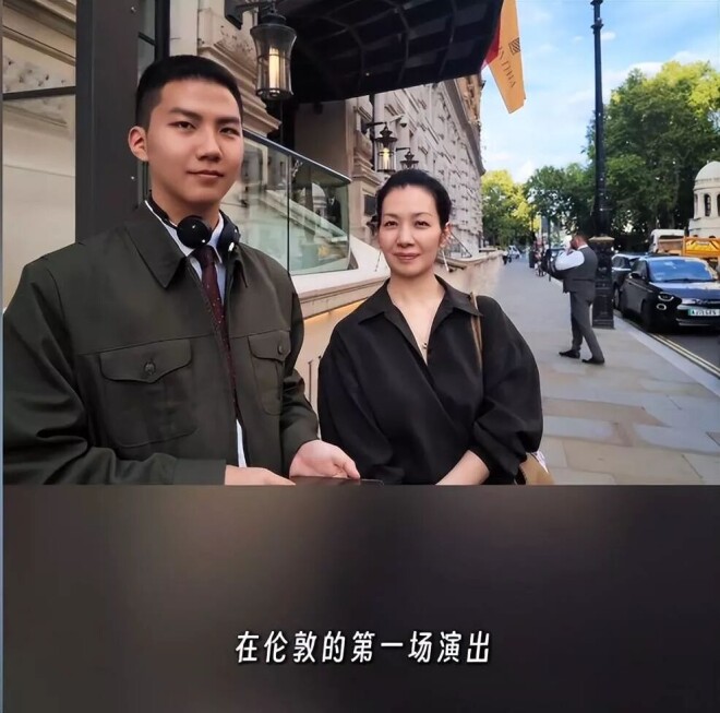 胡军一家四口现身英国 女儿长得像妈妈（配图8）