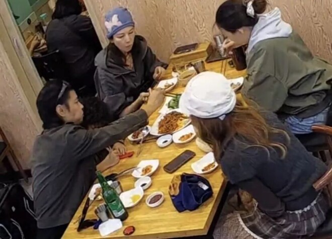 53岁蔡少芬和家人韩国度假 素颜干瘪老态明显（配图1）