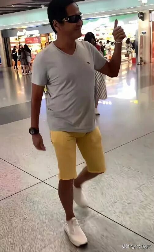 66岁齐秦公园遛弯 额头脱发皮肤黝黑（配图10）