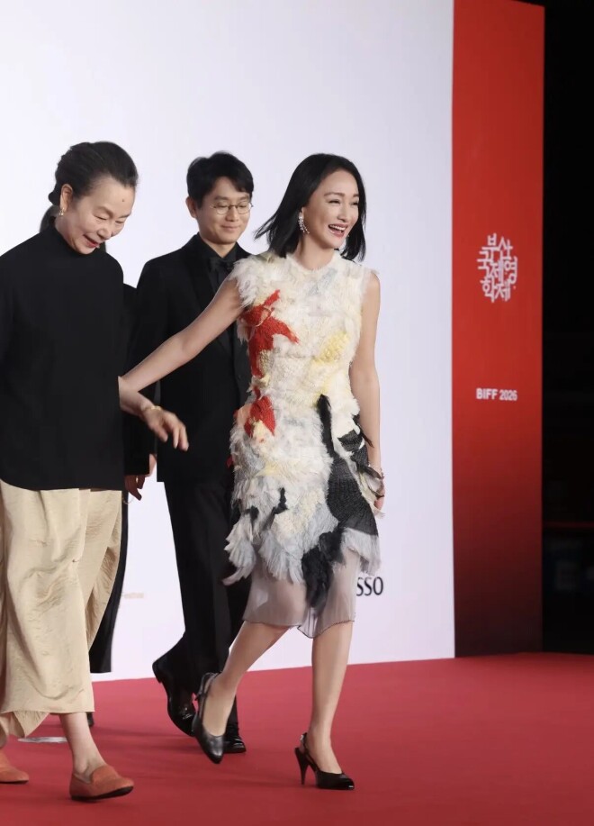 51岁周迅同框71岁奚美娟 一个灵动一个优雅（配图3）