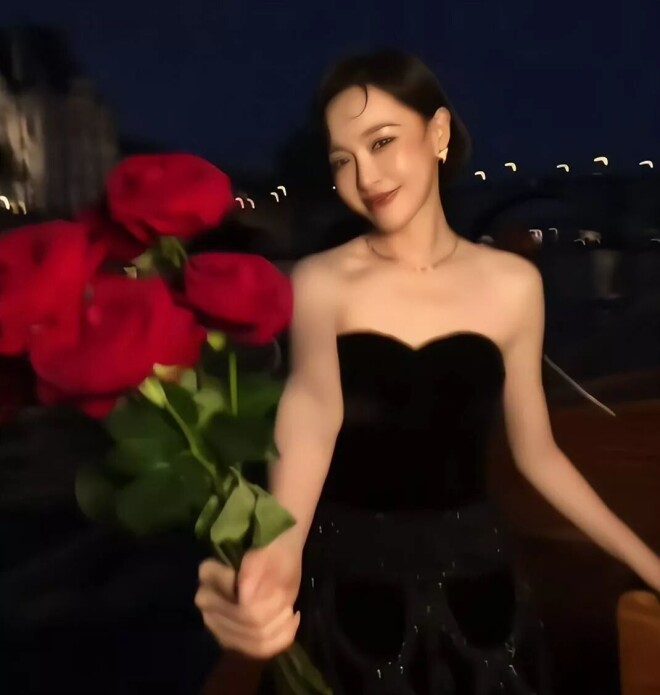 杨紫穿恨天高身材五五分 头大肩小好辣眼（配图6）
