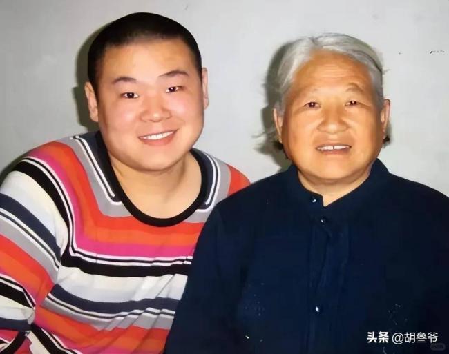 岳云鹏自曝母亲患尿毒症 每天透析、又患疱疹