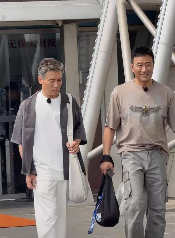 胡军一家四口现身英国 女儿长得像妈妈（配图23）