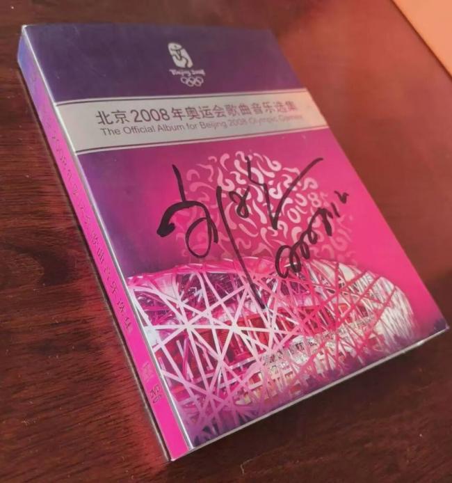 讲台上的刘欢：香烟、粉笔与花体字