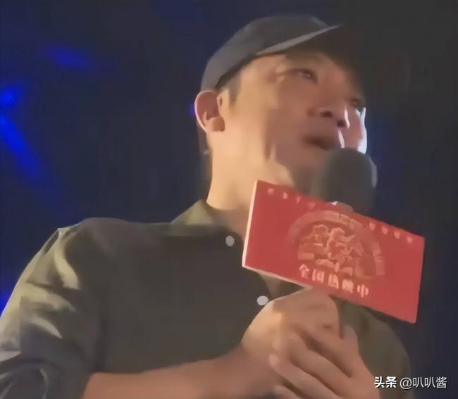 手机在桌缝里录了40分钟 他一顿饭就被卖了