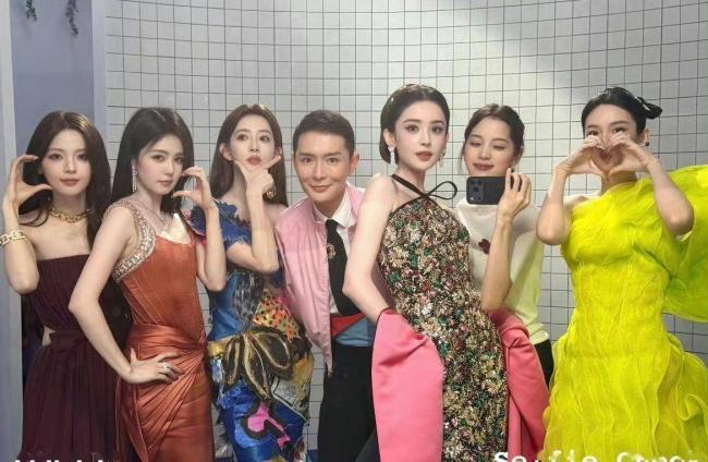 中国VOGUE合影刷屏，红毯没赢后台先赢