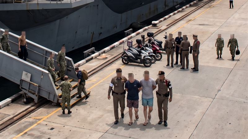 美國海軍林肯號有2名水兵因醉酒鬧事被遣返回艦上。（示意圖／AI製圖）