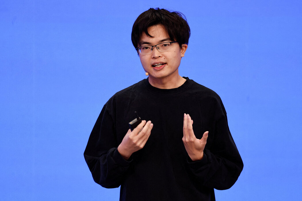 杨植麟在卡内基梅隆大学获得博士学位后决定回国，后来创办了月之暗面。

