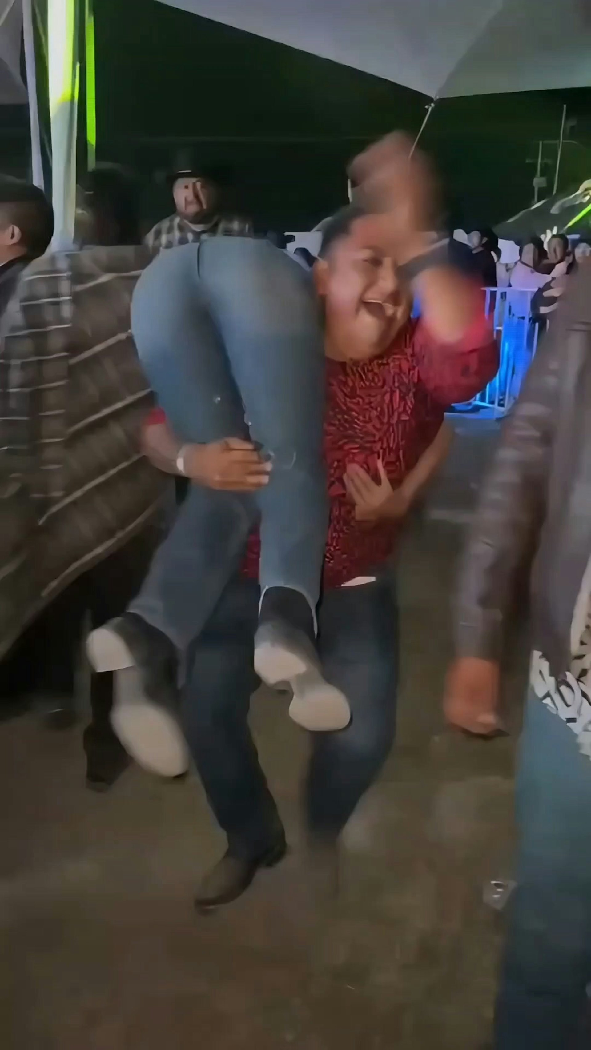 男市长庆祝活动中抗起女子拍打屁股 结果惨了（配图1）