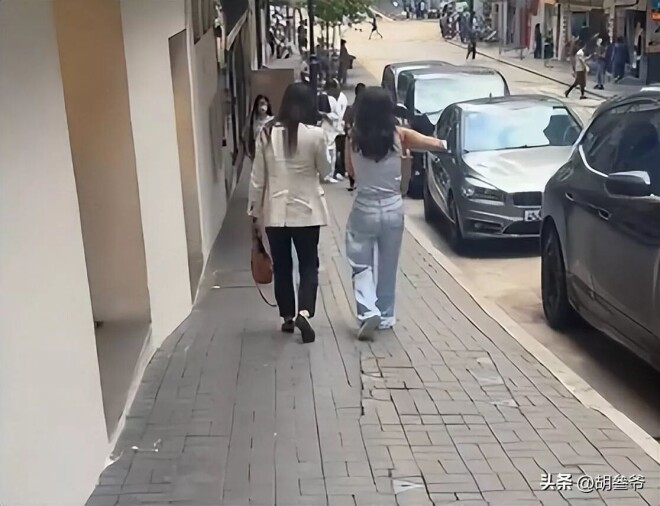 郭晶晶中环逛街被偶遇 衣服皱巴、头发干枯毛躁（配图5）