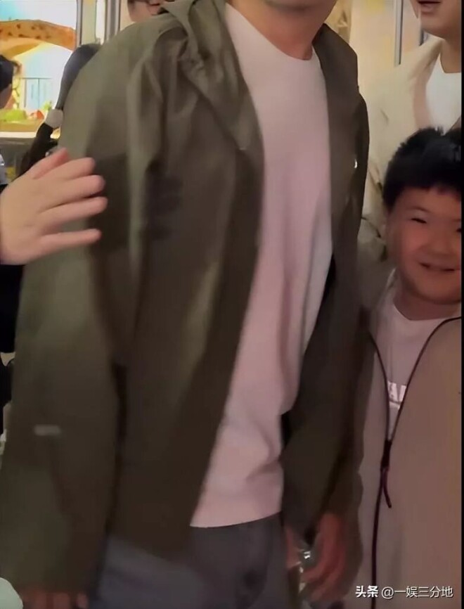 北京偶遇沈腾一家 儿子眼小胖的满脸堆肉（配图37）