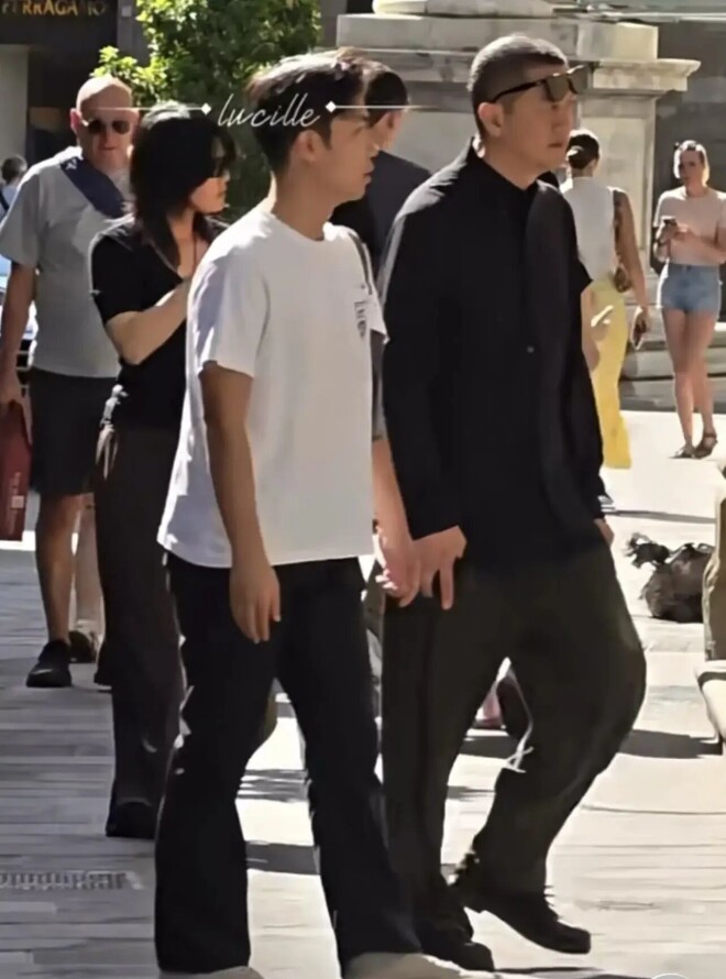 55岁李亚鹏疑似恋爱 身边女伴侧颜很像王菲（配图9）
