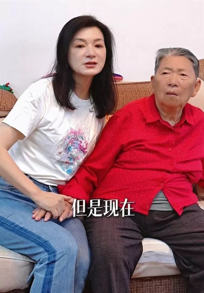 她比刘晓庆还美58岁依旧单身 如今带着母亲生活（配图16）