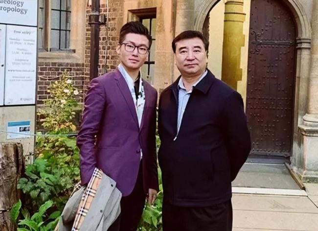 白岩松藏了28年的儿子，竟成央视最不敢惹的人