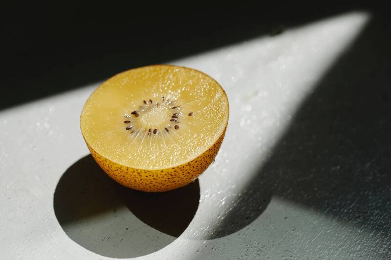 纽西兰一项随机对照试验发现，维生素C浓度偏低的成年人每天食用2颗黄金奇异果，情绪与活力自评指标约于第4天开始改善。 （图取自Pexels）