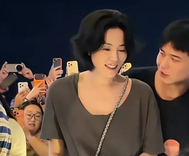 王菲躲镜头扑进黑衣男怀里 是陪了她16年的男人（配图2）