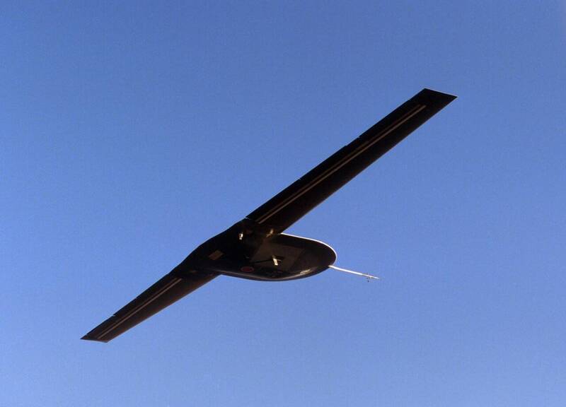 RQ-3「暗星」（DarkStar）高空匿踪无人机于1996年首飞，是洛克希德．马丁早期自主飞行技术的重要代表，也为今日跨平台自主系统发展奠定基础。 （图：NASA）