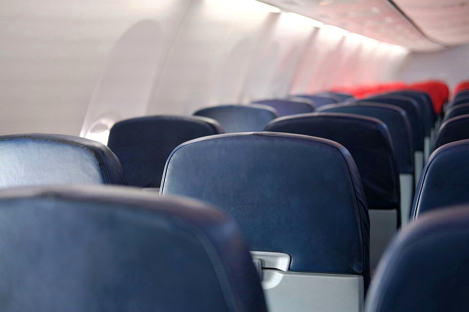 飛機廁所、椅背置物袋、座椅螢幕及行李櫃把手，都是旅客經常碰觸的區域。圖／Ingimage