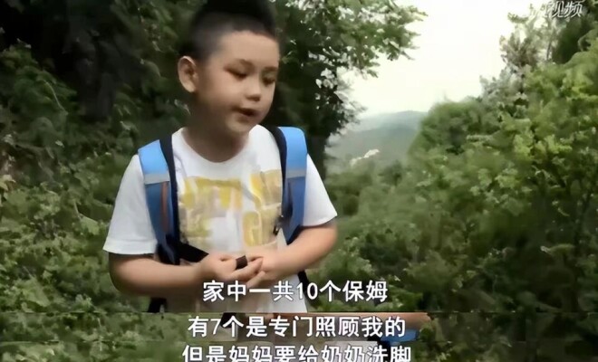 52岁王艳在自家楼顶摘石榴 穿着好清爽（配图2）