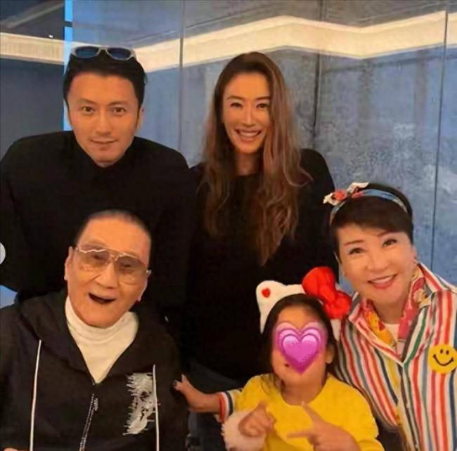 谢贤死因曝光，港媒曝火葬内幕，难怪她哭红眼