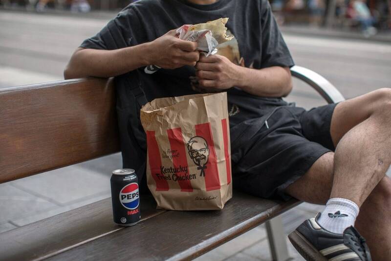 連鎖炸雞巨頭肯德基（KFC）正式宣布與可口可樂簽約，選定其為全美門市的全新飲品合作夥伴。（彭博）