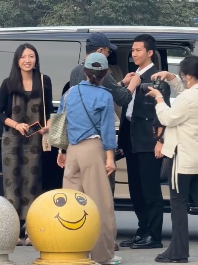 胡军一家四口同框：女儿比妈妈高 儿子帅气抢镜（配图4）