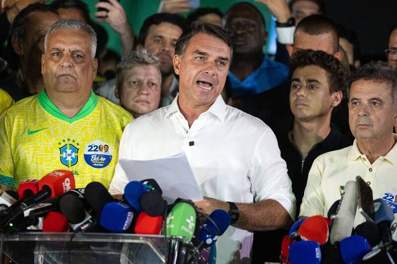 前總統波索納洛之子佛拉維歐被逆轉後，拒承認敗選結果，要求宣布選舉無效。（彭博）