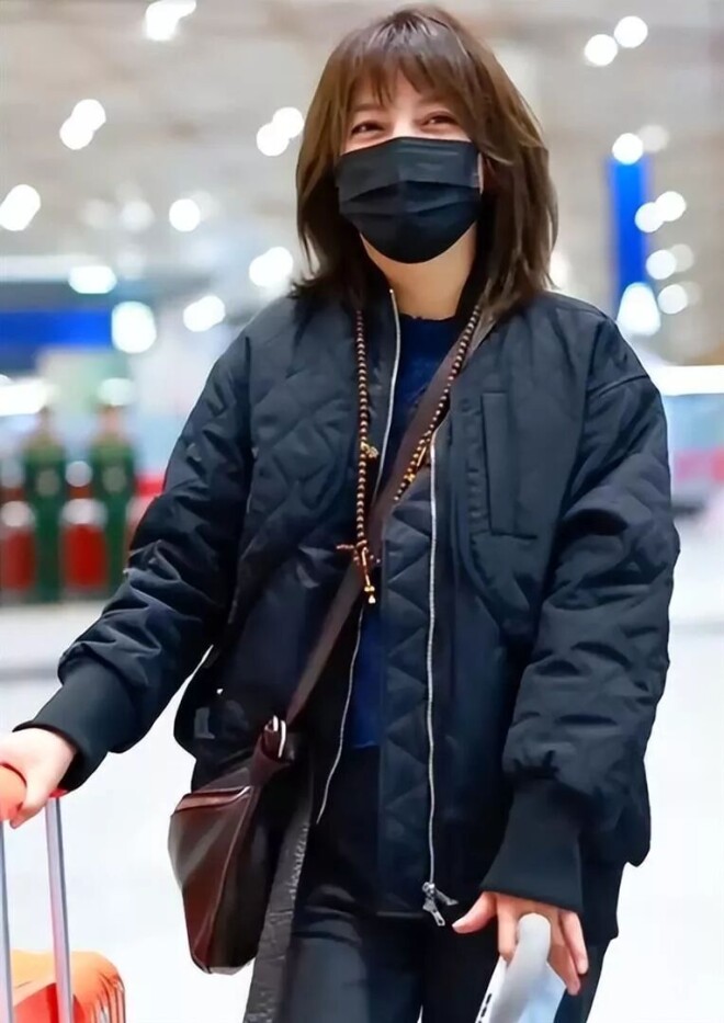 16岁赵薇女儿近照引关注 穿搭气质变化大（配图6）