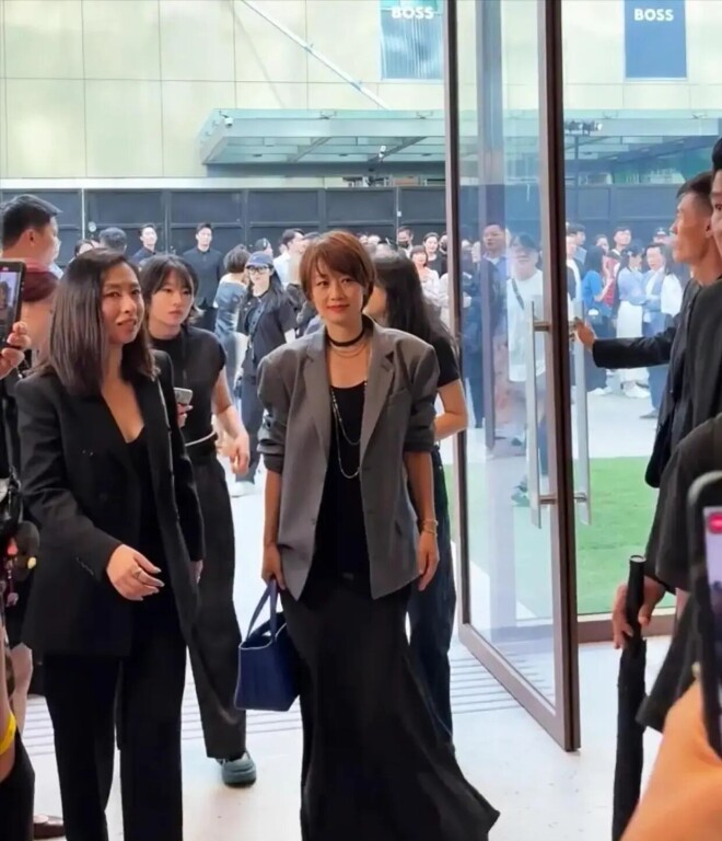 50岁马伊琍罕见出席活动 笑容迷人太有范（配图6）