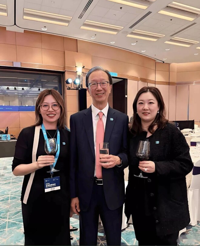 伏明霞一家五口参加晚宴 23岁大女儿颜值惊艳（配图9）