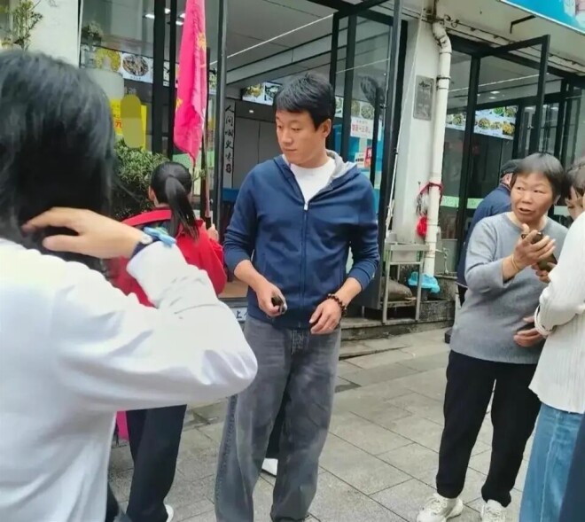 47岁佟大为被偶遇：个子挺矮 身材微胖好普通啊（配图3）