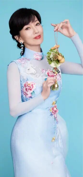 73岁赵雅芝首次登时尚秀场 状态比年轻女星还好（配图6）